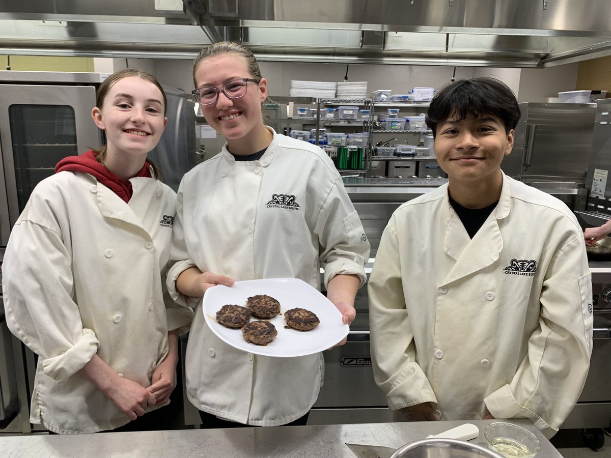 HKellyCG's tweet photo. Thank you Zak from Duke’s for inspiring our Culinary students! Student got a hands on lesson about the differences between grain fed and grass fed beef. Super cool! 🍔 #clsengaged #CareerExperienceProgram https://t.co/qQuLCAnQ09