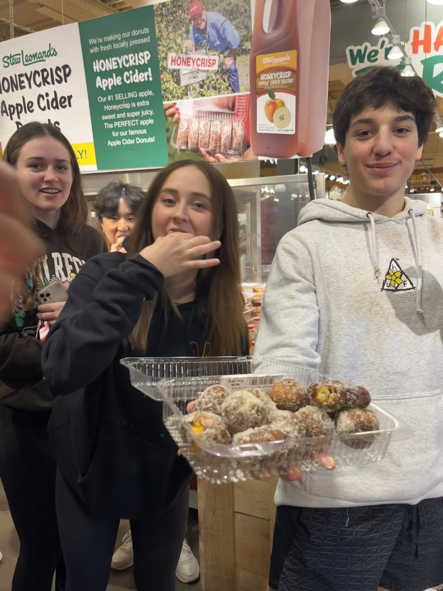 TalientoTeaches's tweet photo. We looked at product placement in @StewLeonards, the spirit of workers at @ChickfilA, menu displays at @panerabread and other retail kiosks. Now, we’ll write about these brands’ messaging to consumers, our experience patronizing them, and whether the products match the message. https://t.co/ihdfGoEXw1