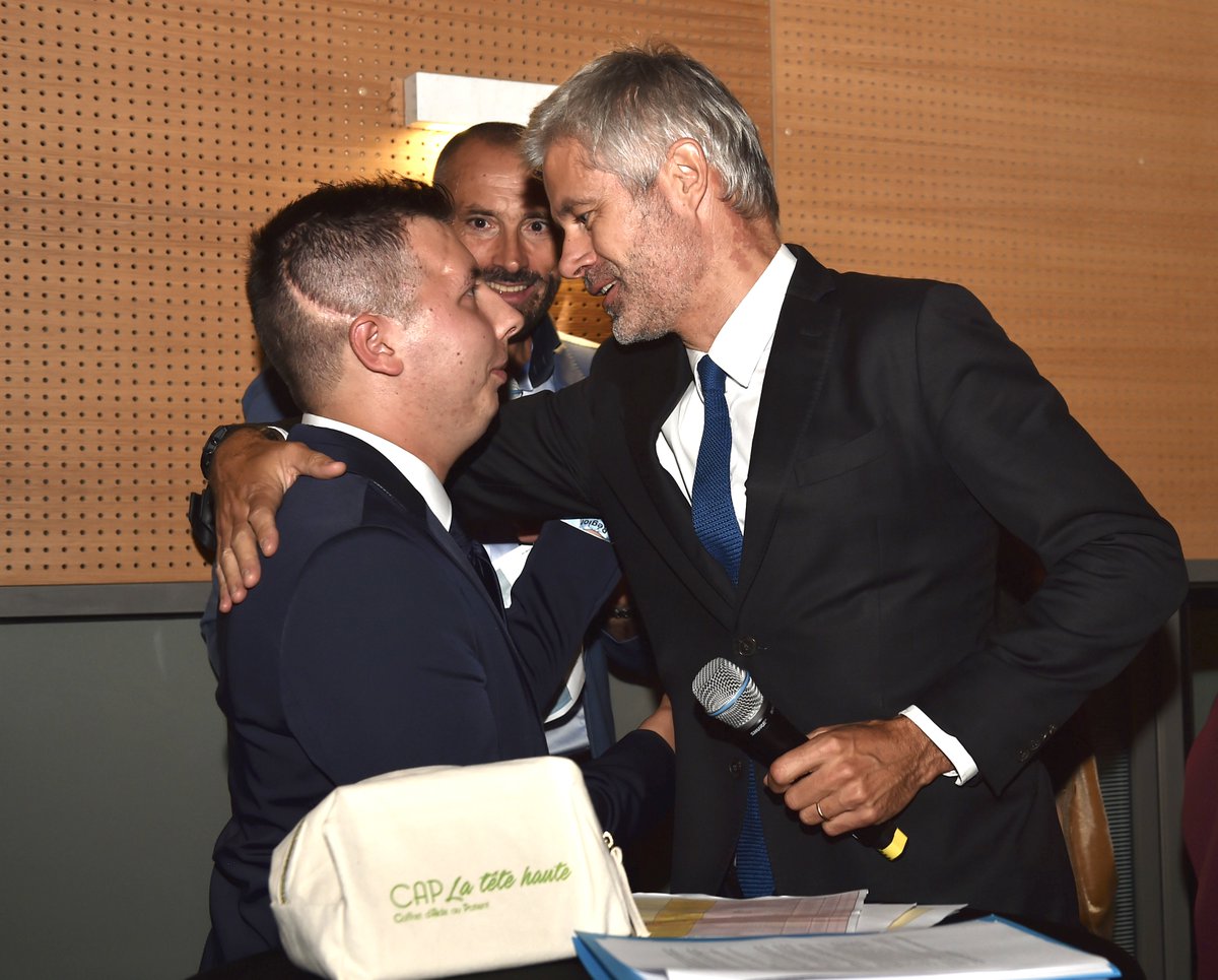 laurentwauquiez's tweet photo. Face aux nouveaux barbares, il y a de nouveaux héros comme Marin.
Il y a aussi un grand absent : l’État. Dans cette absence, il y a notre incapacité collective à réagir face à l’intolérable. Nous ne sommes pas condamnés à subir. Nous ne devons pas baisser les bras. #PrixMarin https://t.co/Nbt23rIAKh
