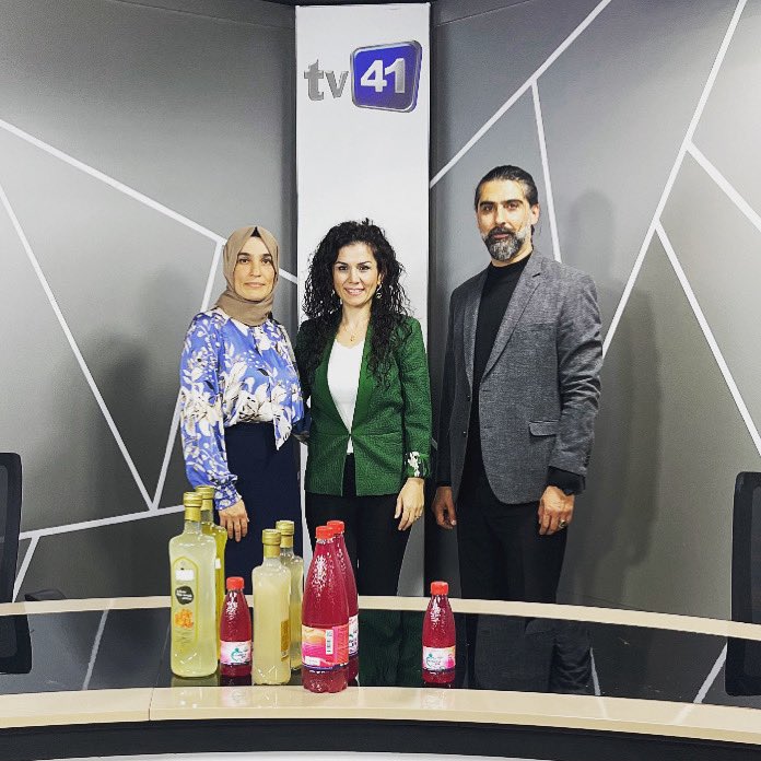 yudumkasikci's tweet photo. Sevgili Nagehan ve Erol Kazma ile
muhteşem bir program sonu hatırası.. Yüreğinize sağlık.  
Başarılarınız daim olsun inşallah.🇹🇷 #bizimmemleket #tv41 https://t.co/dmE22M4K05