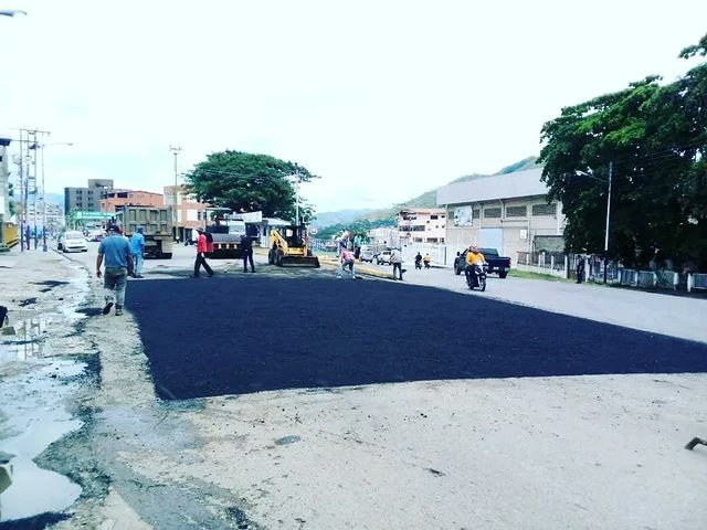 Seguimos trabajando en el plan de asfaltado en calles de San Juan de los Morros, municipio Juan Germán Roscio Nieves 🛣️

No descansamos, por eso continuamos atendiendo el llamado de las comunidades que requieran nuestro apoyo en la vialidad urbana 💯

#EnCuerpoYAlmaPorGuárico