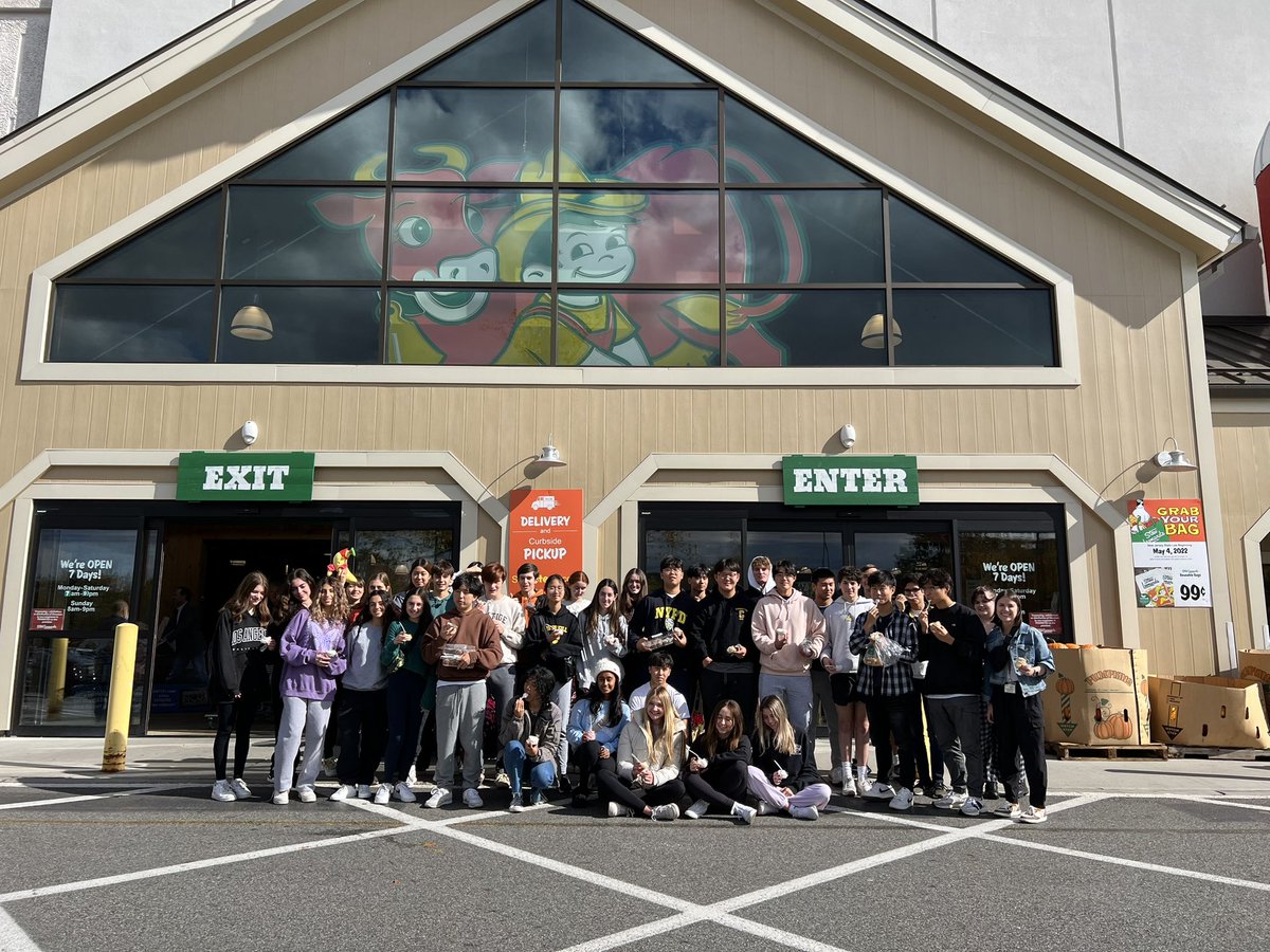 TalientoTeaches's tweet photo. Today, AP Lang went on the tastiest field trip ever! After reading Fast Food Nation and articles on modern fast-casual chains, we did some observations in the field. https://t.co/3gDuKruys1