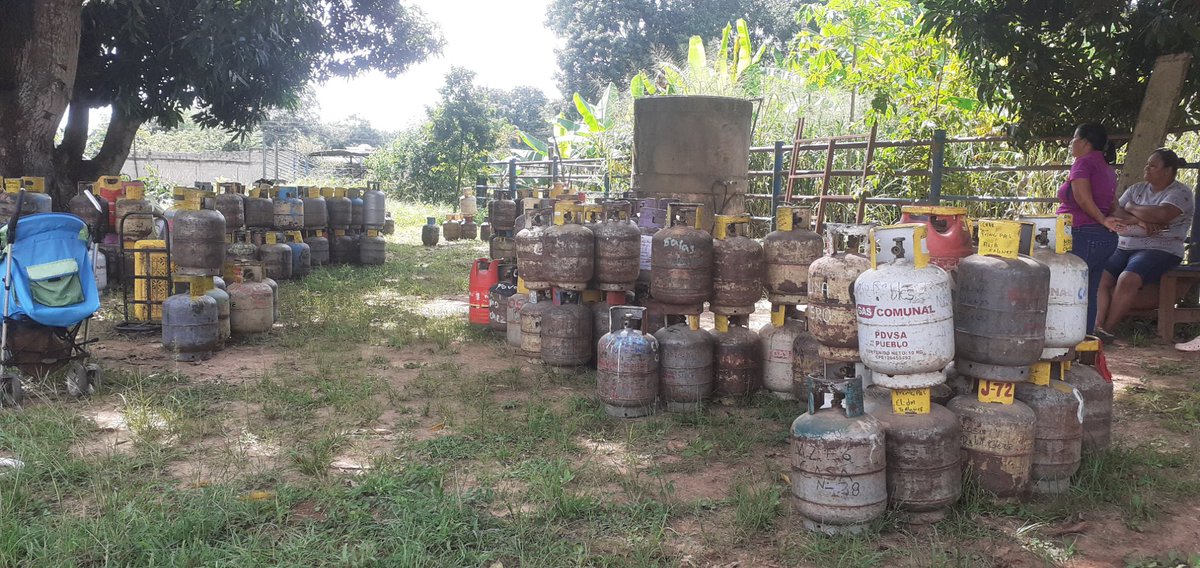 UBCHPBMLIBER's tweet photo. @rafaellacava10 @oscarorsini2 @UBCHPBMLIBER @PSUVCaraboboVen NOTI UBCH Estamos activos en la entrega del gas de comunidad de MANUELITA SAEZ presente las estructuras de ubch , jefe de comunidad y jefes de calles con un total de 550 de 10kilos y 76 d 18kilos grandes de 43 kilos 26 https://t.co/zRkcHAnZAK