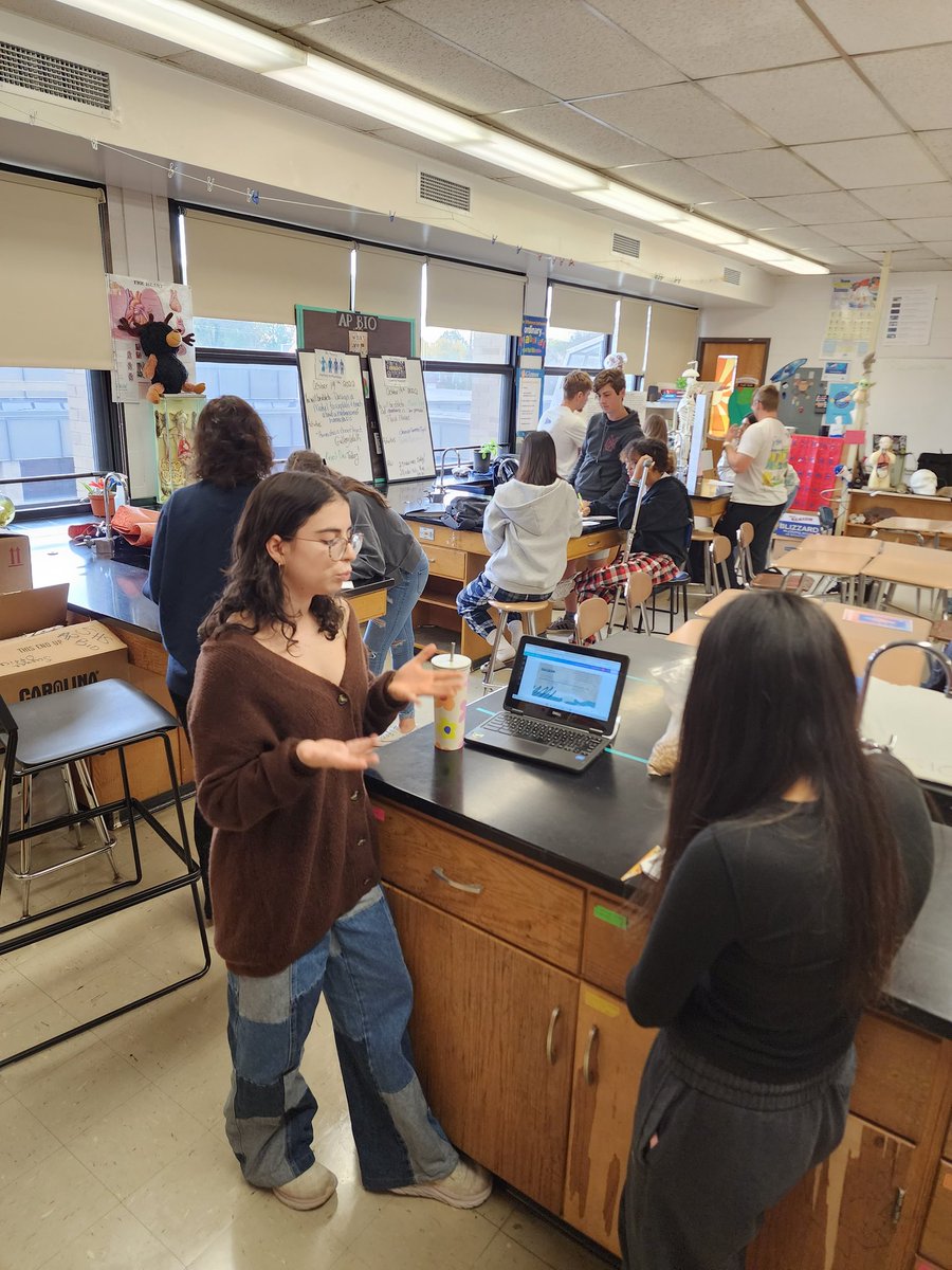 CParsio's tweet photo. Anatomy &amp; Physiology period 6. So far amazing projects and such interesting topics for regulation and homeostasis!! #MsPScience @SomervilleHSNJ #ILobeAnatomy #PassionProject https://t.co/uG2Zwrb2CE
