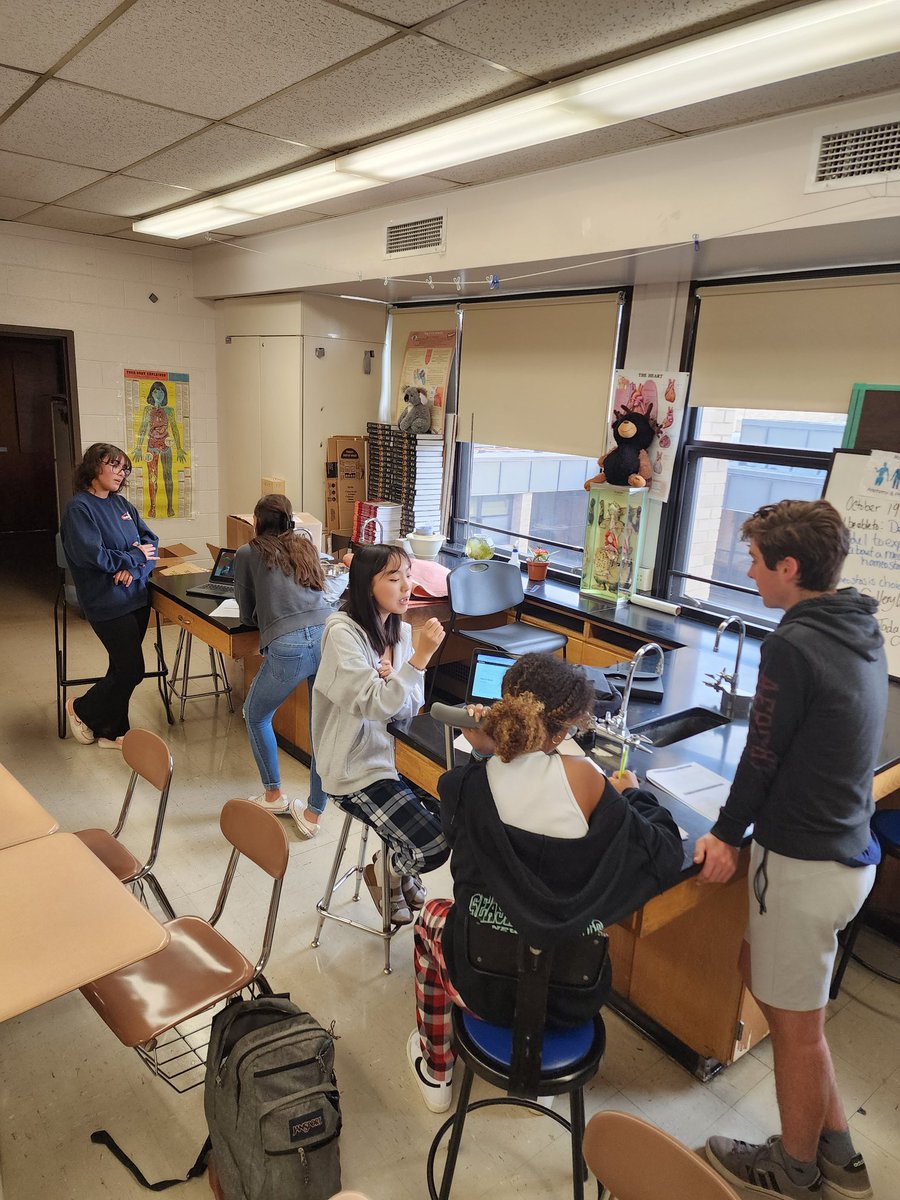 CParsio's tweet photo. Anatomy &amp; Physiology period 6. So far amazing projects and such interesting topics for regulation and homeostasis!! #MsPScience @SomervilleHSNJ #ILobeAnatomy #PassionProject https://t.co/uG2Zwrb2CE