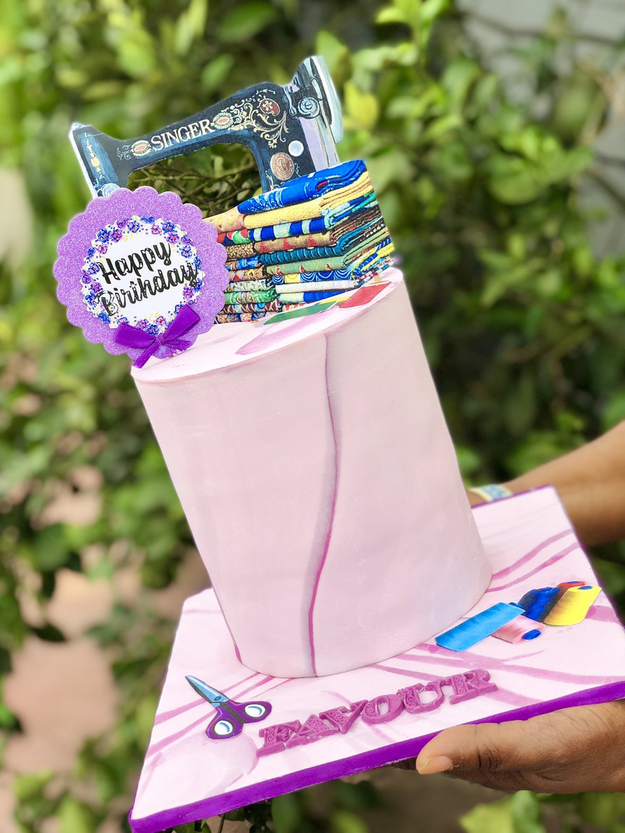 iamvicaj's tweet photo. Life is an art, live yours in color 💜

A beautiful cake for a seamstress.
Let’s create beautiful and mouthwatering masterpieces for you and your guests. 

#vickystreat
07065596961

#AkwaIbomTwitter #bakersinuyo #cakesinuyo https://t.co/KeeGwvhZY1