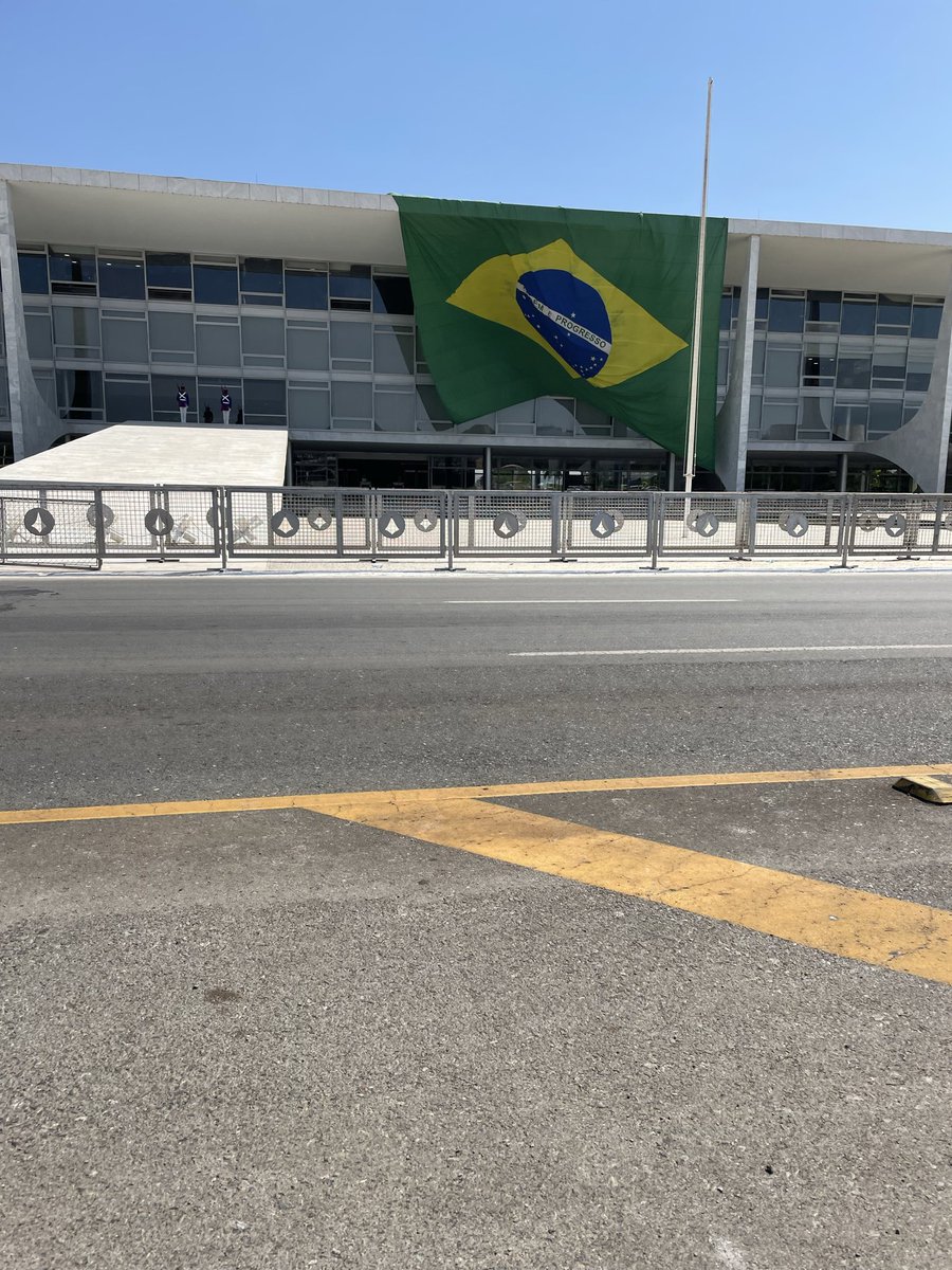 Quer dizer q o Palácio do Planalto, agora virou escritório político, escritório de campanha, comitê nacional para eleição de um incompetente? Então TSE; vai ficar por isso mesmo! Q vergonha esse País!