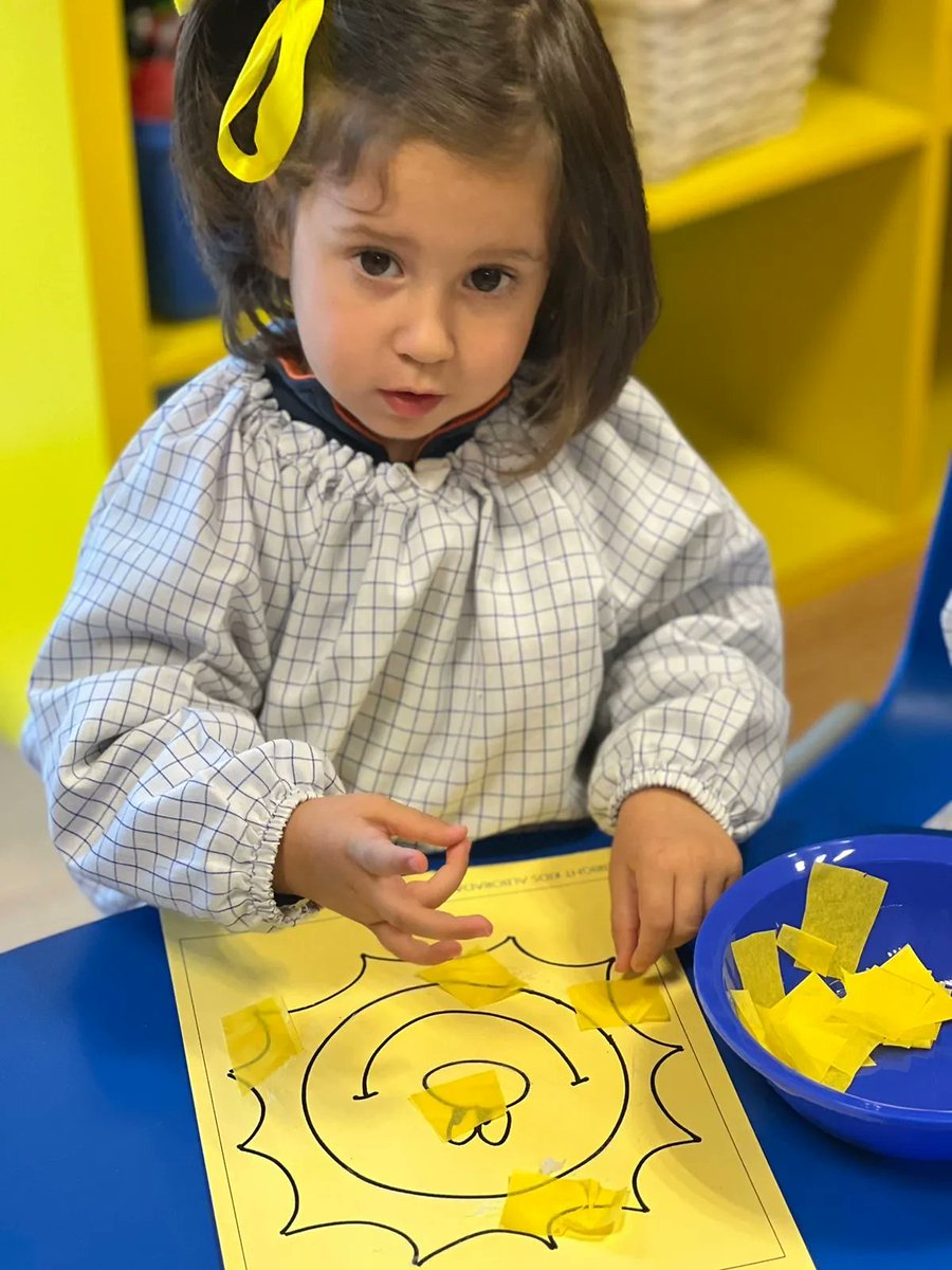 AlboradaColegio's tweet photo. It is yellow!!! 🌞🟡🟨
En 2 años trabajamos los colores en inglés.
Estamos conociendo el color amarillo.
Encontramos diferentes objetos por la clase.
Hacemos nuestro sol con papelitos.
Mejoramos nuestras manitas 🥰
#infantilgram #InfantilAlborada #BrightKids #yellow #englishtime https://t.co/AWc6OOI5z3