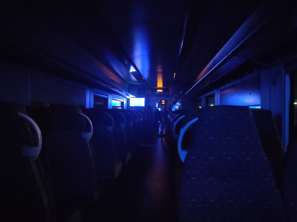 Op de #trein gaat 't licht om 21 uur al uit. 🌌 #energiecrisis