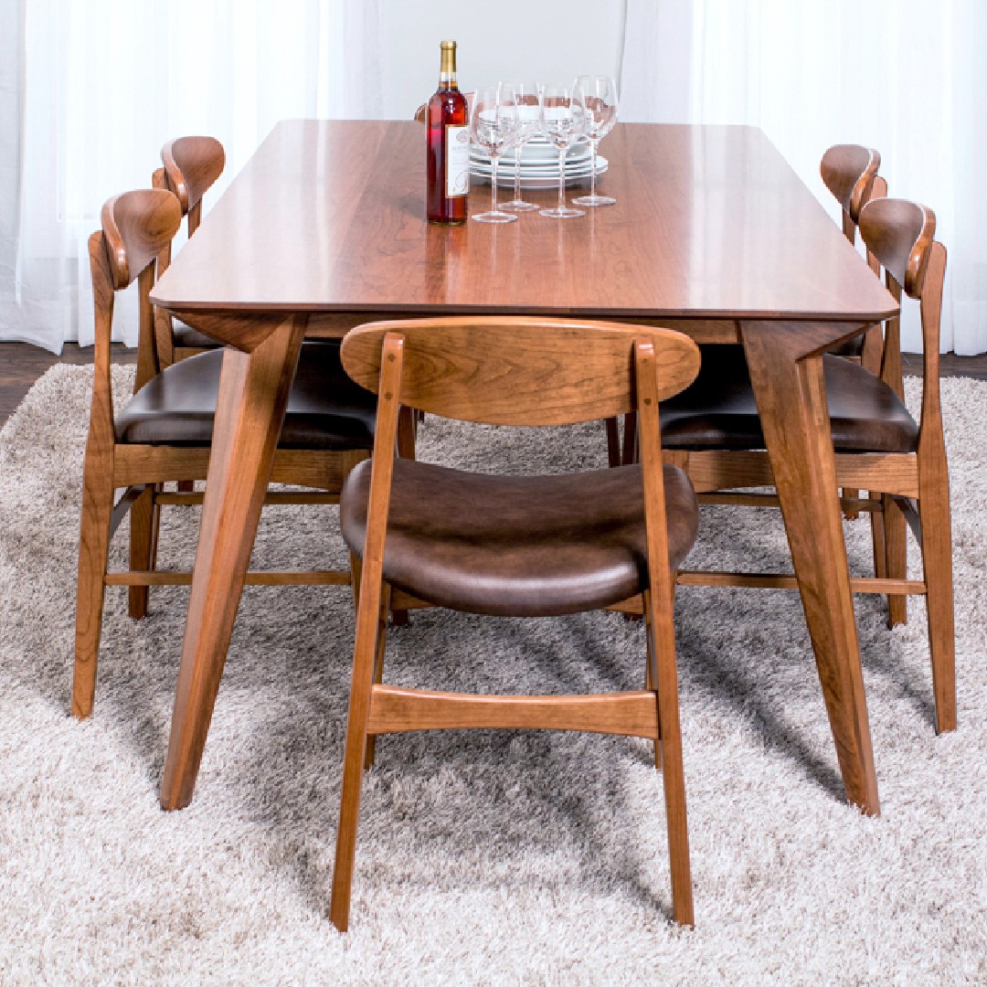 HootJudkins's tweet photo. Elroy comes in 12 standard sizes, extension leaves, 8 hardwoods and endless choices of colors. This mid-century modern style pairs well well timeless handcraftsmanship. Stop by our showroom and we'll show you all the features and options. #woodfurniture #madeintheusa #amishmade https://t.co/8oUJJjKwC7