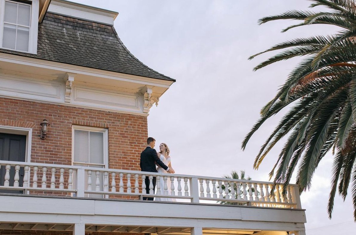 VisitSBC's tweet photo. With its lush manicured lawn, breathtaking views of the nearby San Gorgonio Mountains and surrounding seasonal roses and trees, the Barton House in Redlands is an architectural gem with a fascinating history.

📸: @hayleyrosephotography
📍: Redlands, CA https://t.co/pvG7tpxMES