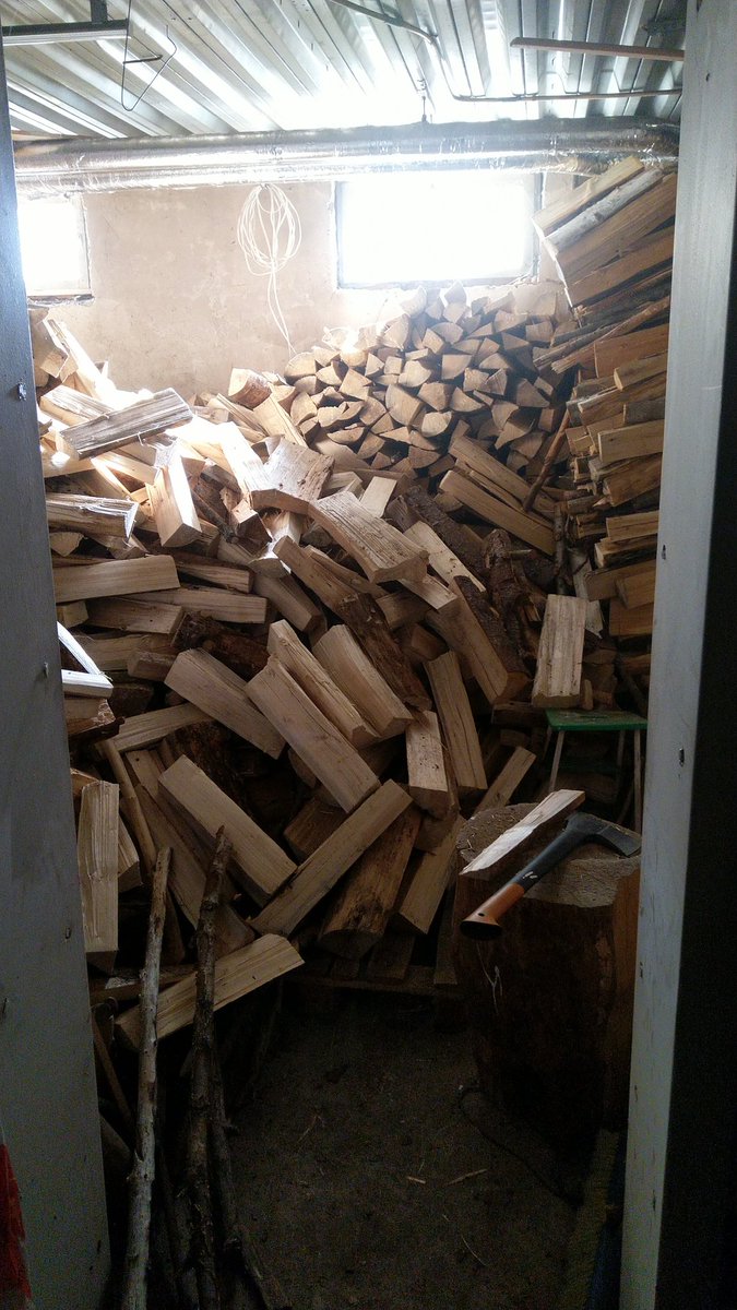 ReijoLeibowitz's tweet photo. Saa talvi tulla, 25m2 polttopuu varasto alkaa olla täynnä. Ja keskuslämmitys + käyttövesi toimii myös ilman sähköä, testattu neljän päivän sähkökatkon aikana takavuosina pakkasilla.
#polttopuu #klapi #talvi #pohjolanäijä https://t.co/GgCc9fKdl8