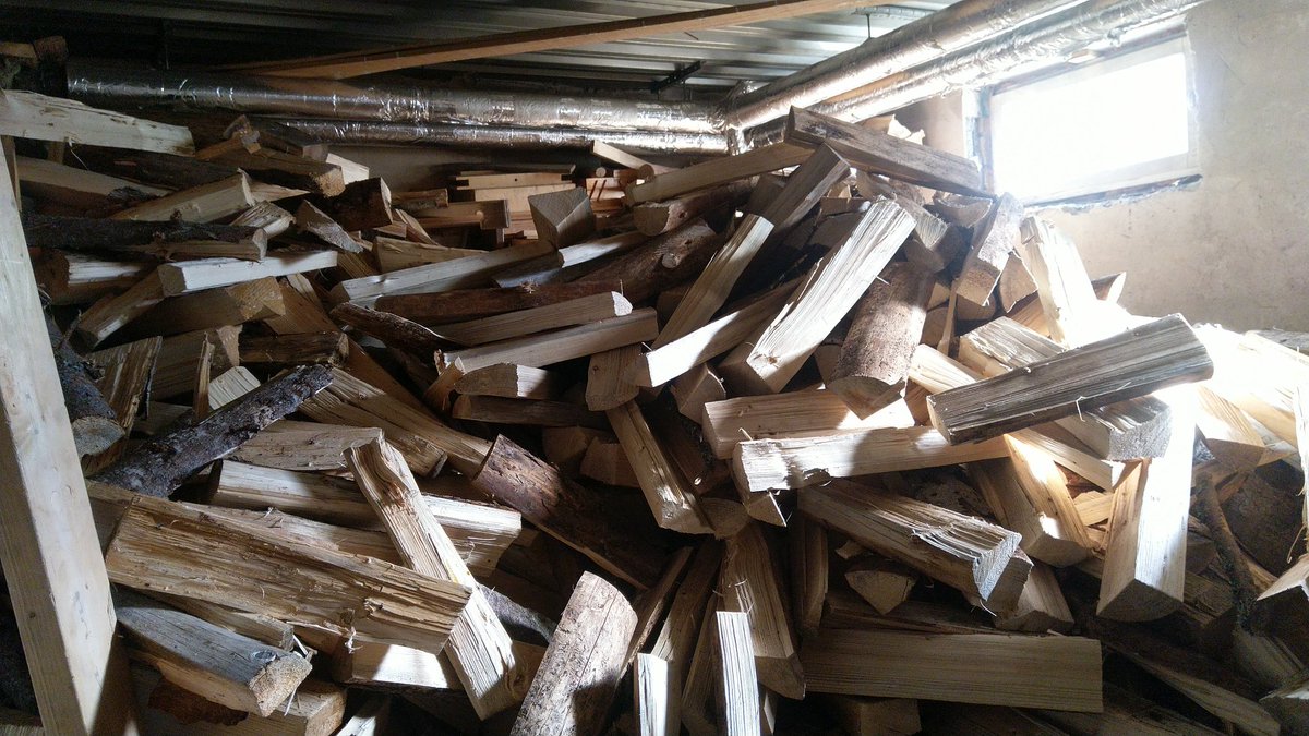 ReijoLeibowitz's tweet photo. Saa talvi tulla, 25m2 polttopuu varasto alkaa olla täynnä. Ja keskuslämmitys + käyttövesi toimii myös ilman sähköä, testattu neljän päivän sähkökatkon aikana takavuosina pakkasilla.
#polttopuu #klapi #talvi #pohjolanäijä https://t.co/GgCc9fKdl8