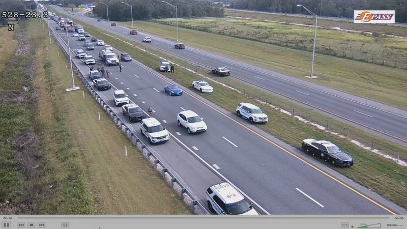 WFTV's tweet photo. #BREAKING: Major police presence seen on #Beachline in #OrangeCounty; 1 person in custody https://t.co/41FDjB6FnO #wftv https://t.co/YNYjhCv4gT
