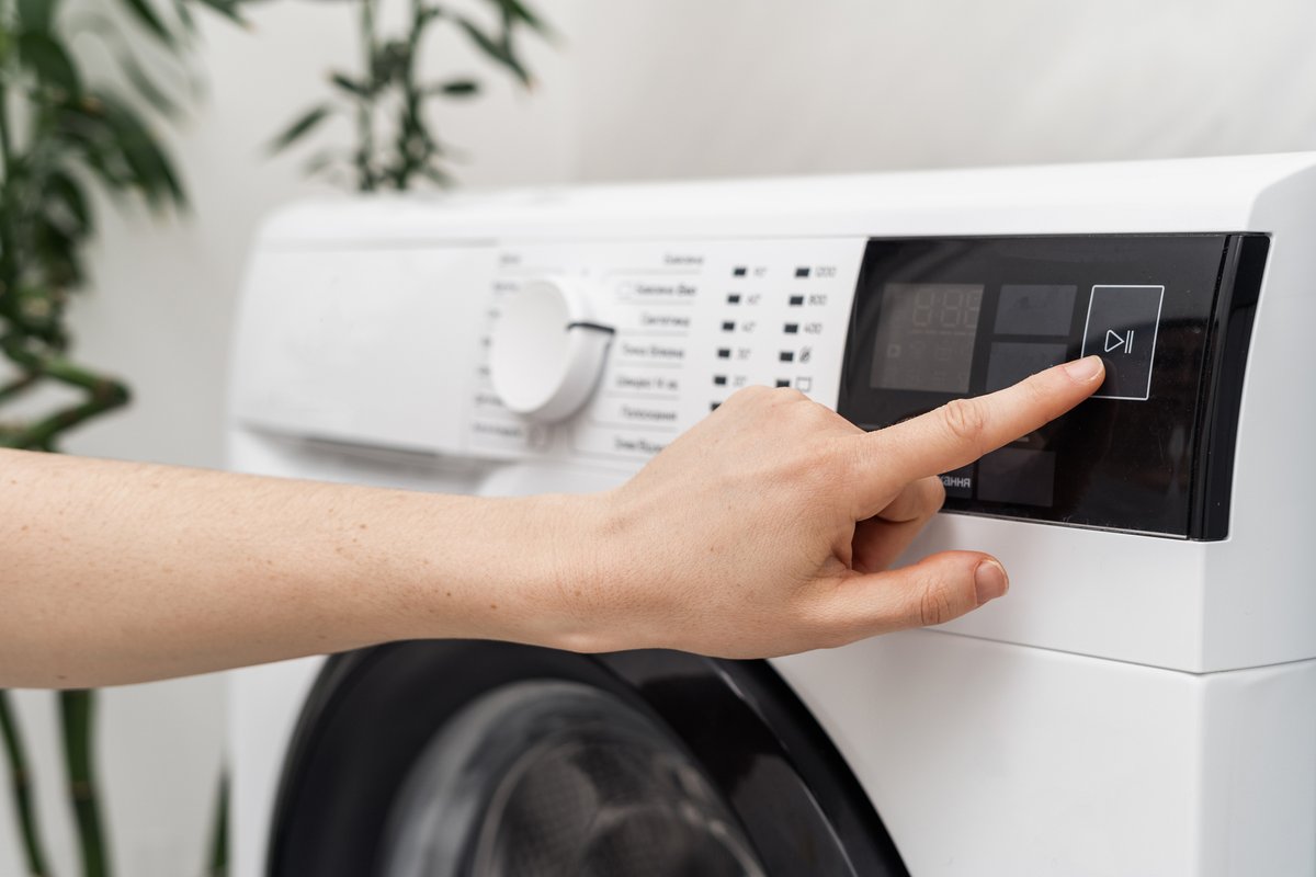 ffxgreen's tweet photo. Are you searching for new home appliances? When you buy electronics and appliances with the ENERGY STAR label, you're making a smart choice to cut back on your energy use. This choice helps #FairfaxCounty reach our carbon neutrality goal. 

#FFXGreen #SmallAction #BigImpact https://t.co/jwHNza2xHx