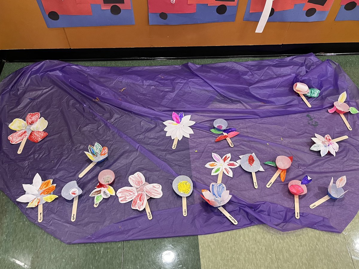 AKMaynes's tweet photo. Building beautiful flowers with the @MWSchool kindergartners today! Thanks @linda_briere @WPS_MW_Kinder and Ms. Malloy! #MassSTEMWeek #WoburnSTEMWeek 🌸 https://t.co/qm8RtUPaM3