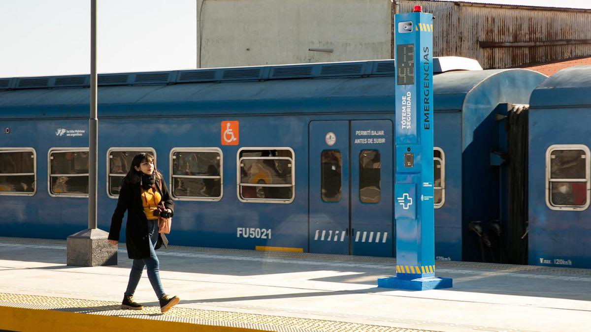 puellaok's tweet photo. El Gobierno reactivó la electrificación del ferrocarril San Martín entre Retiro y Pilar. Además de mejorar la seguridad, las obras permitirán reducir los tiempos de viaje. Una inversión de $ 52.061 millones que beneficia a gran cantidad de pasajeros. Mejor que decir es hacer. https://t.co/p8WzjDfy2C