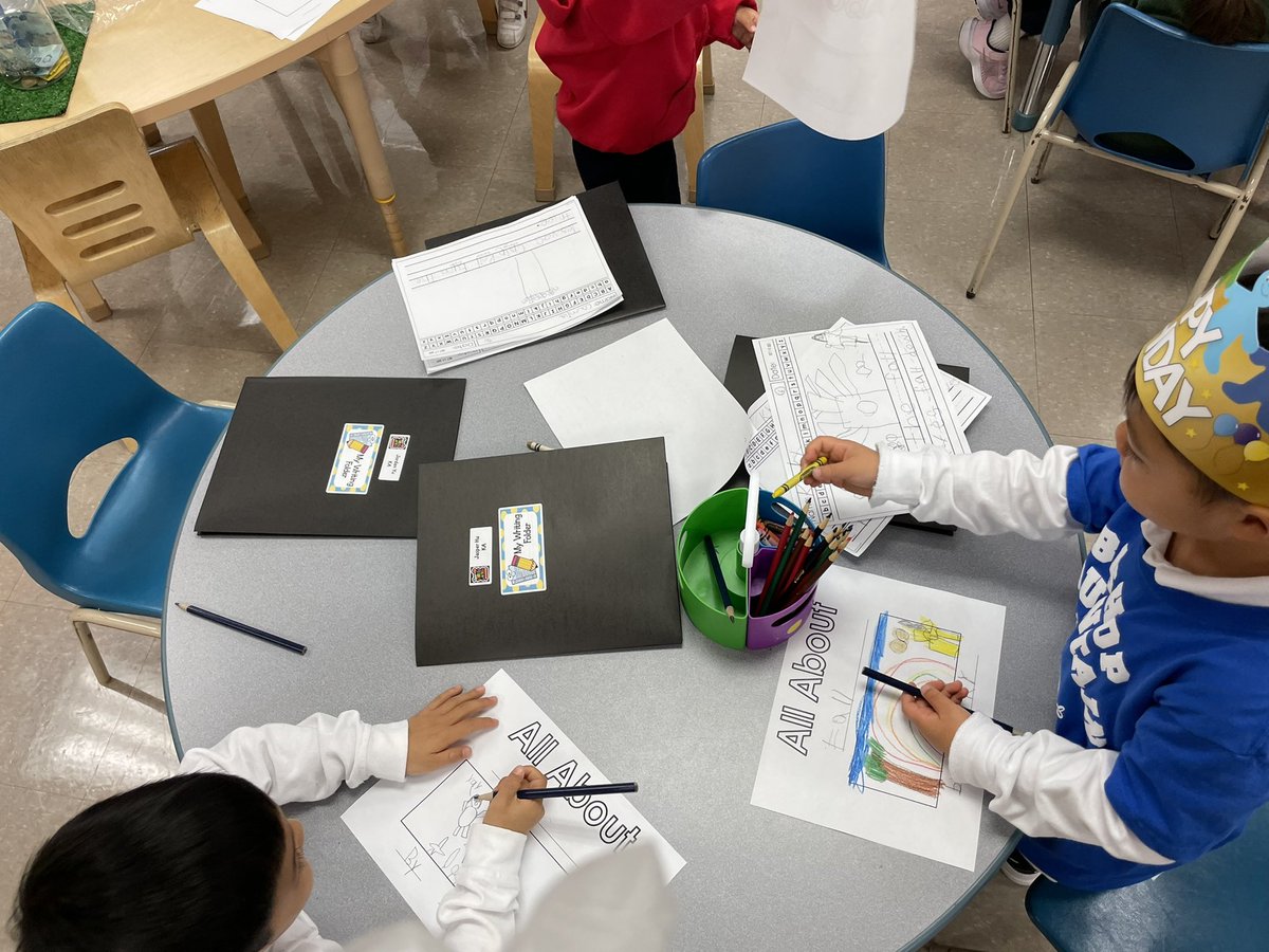 HTS_Kindies's tweet photo. Ask us about Writer’s Workshop. 📝#teachingbooks #BetterTogether #writingfolder @ConnieRanieri📷@HTSRichmondHill https://t.co/5pvgb2pu0X