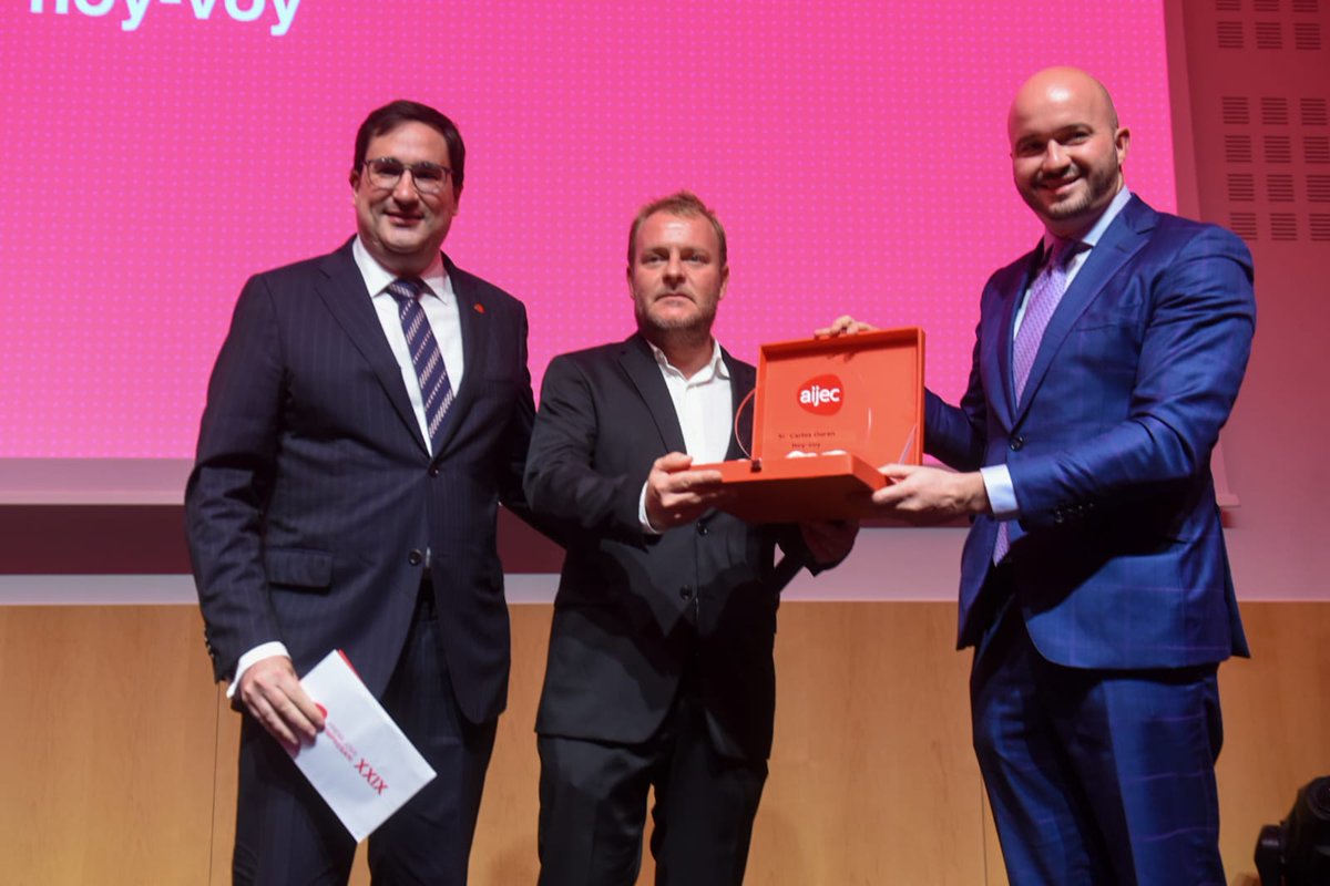 AIJEC's tweet photo. I el #PremiJoveEmpresari de l’any és per a Carlos Duran, cofundador de @hoyvoyaconducir. El jurat ha valorat el caràcter innovador d’aquesta companyia que ha revolucionat un sector molt tradicional amb un model d’empresa on la innovació sempre ha estat l’eix principal Felicitats! https://t.co/6IsEUmHXue