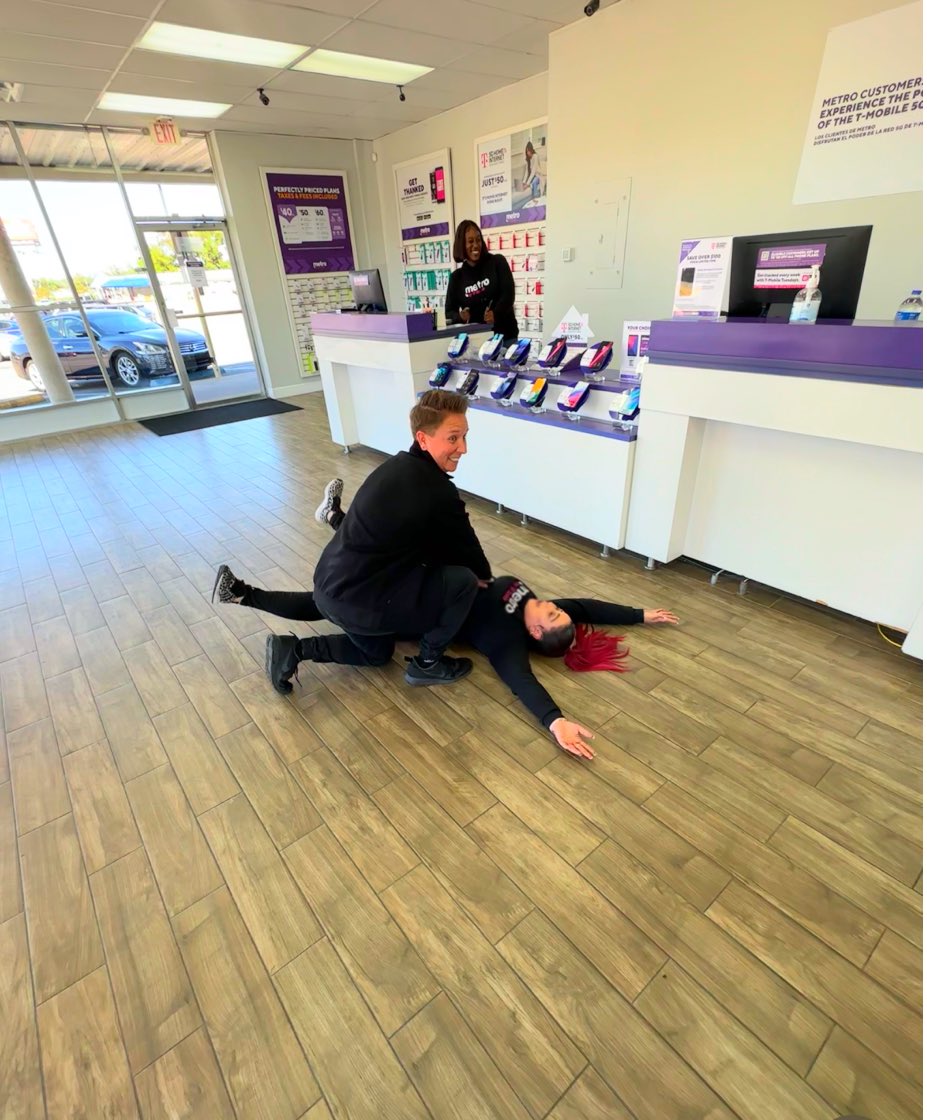 Bella_Bellz5's tweet photo. I mean who doesn’t want a FREE line of service with thier upgrade? Thank god @TMobileBacon was able to assist me in driving the importance of this amazing promo! #metrobytmobile https://t.co/DOBpDUFXq2
