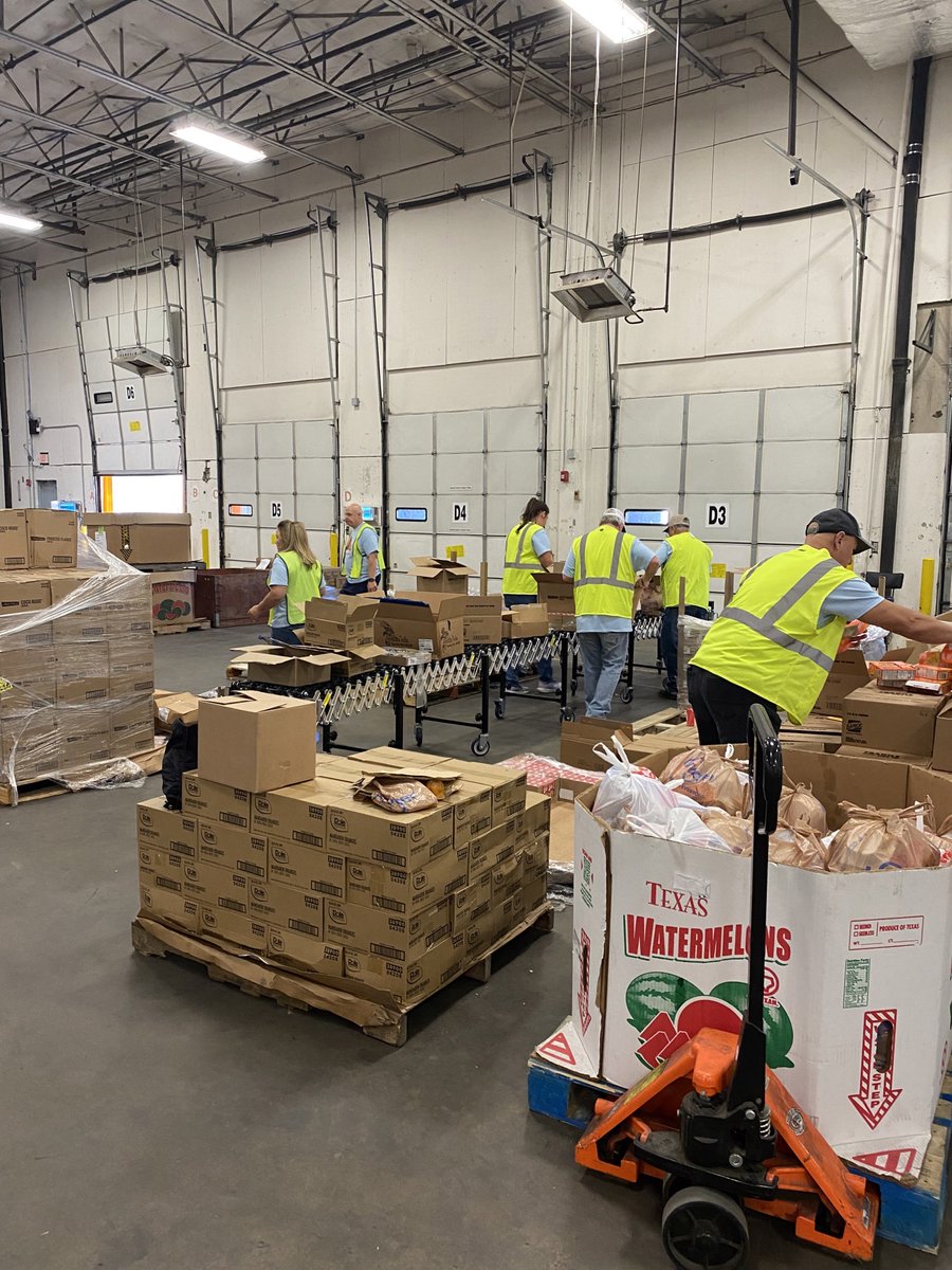 rmaxci's tweet photo. Doing what we can to make a difference. Thank you North Texas Food Bank @ntfb for having us!! 
#fightinghunger #volunteering #makingadifference https://t.co/DAWRhPix4K