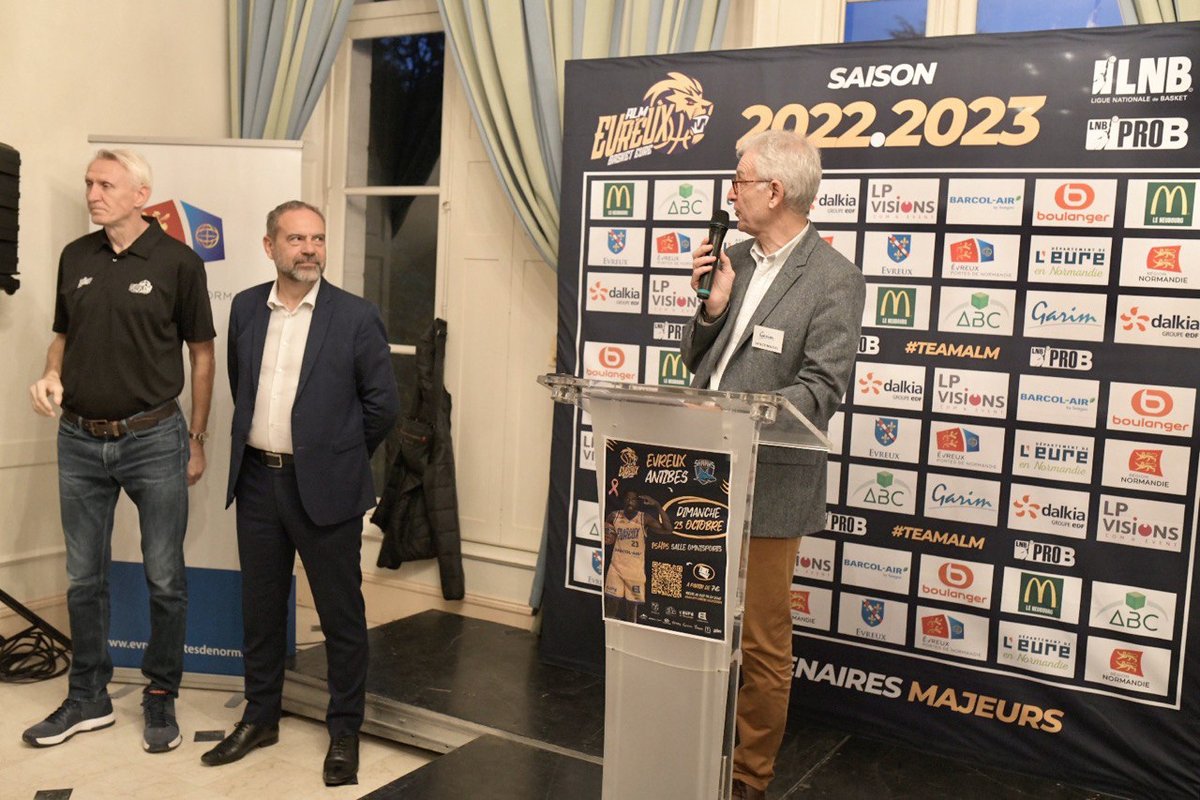 VilleEvreux's tweet photo. #SPORT 🏀 Présentation de l'équipe professionnelle  2022/2023 de l’@ALMEvreux aux partenaires.
RDV dimanche 23/10 pour match #ProB  @ALMEvreux/ @AntibesSharks
📢 #Evreux est derrière son équipe !
#basket #evreux #weloveevreux https://t.co/XvE7MOoRLa
