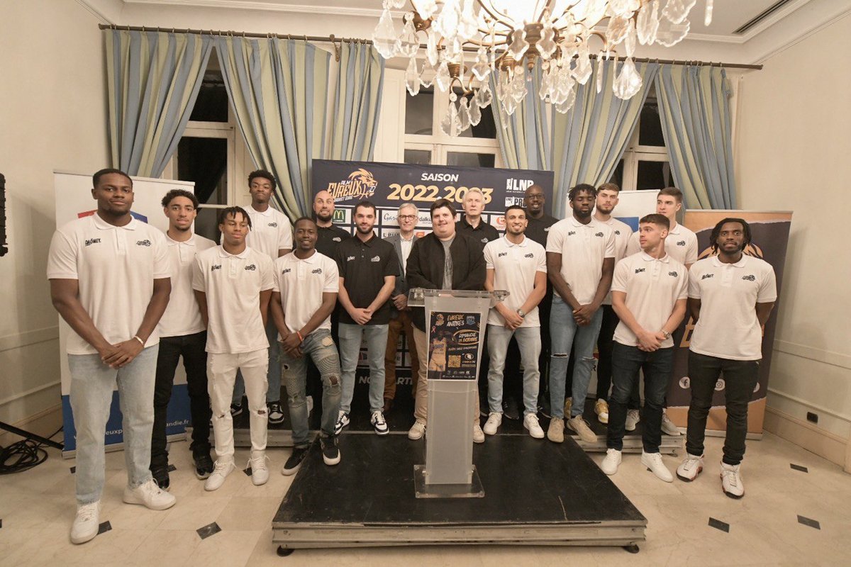 VilleEvreux's tweet photo. #SPORT 🏀 Présentation de l'équipe professionnelle  2022/2023 de l’@ALMEvreux aux partenaires.
RDV dimanche 23/10 pour match #ProB  @ALMEvreux/ @AntibesSharks
📢 #Evreux est derrière son équipe !
#basket #evreux #weloveevreux https://t.co/XvE7MOoRLa