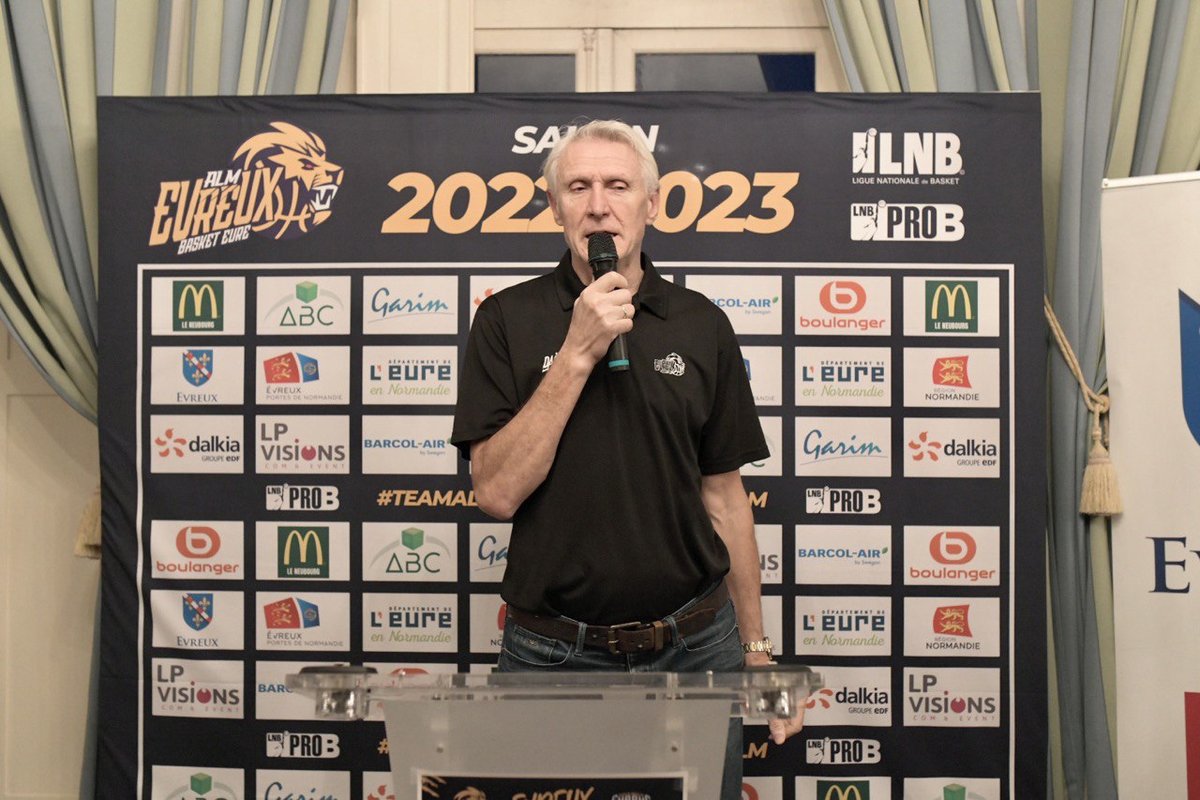 VilleEvreux's tweet photo. #SPORT 🏀 Présentation de l'équipe professionnelle  2022/2023 de l’@ALMEvreux aux partenaires.
RDV dimanche 23/10 pour match #ProB  @ALMEvreux/ @AntibesSharks
📢 #Evreux est derrière son équipe !
#basket #evreux #weloveevreux https://t.co/XvE7MOoRLa