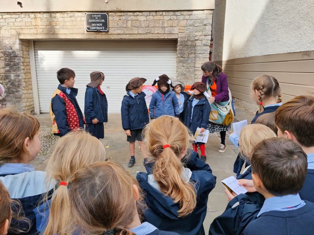 Rendcombjuniors's tweet photo. Y3 &amp; Y4 pupils @RendcombCollege had the #bestschooltrip @TheStoryMuseum today. Not only did they get to experience the wonders of the Museum  but they also went on a 'Wonder Walk' around the city of Oxford, learning about authors connected to the city. Everyone had a great day! https://t.co/SNlkUDvKzF