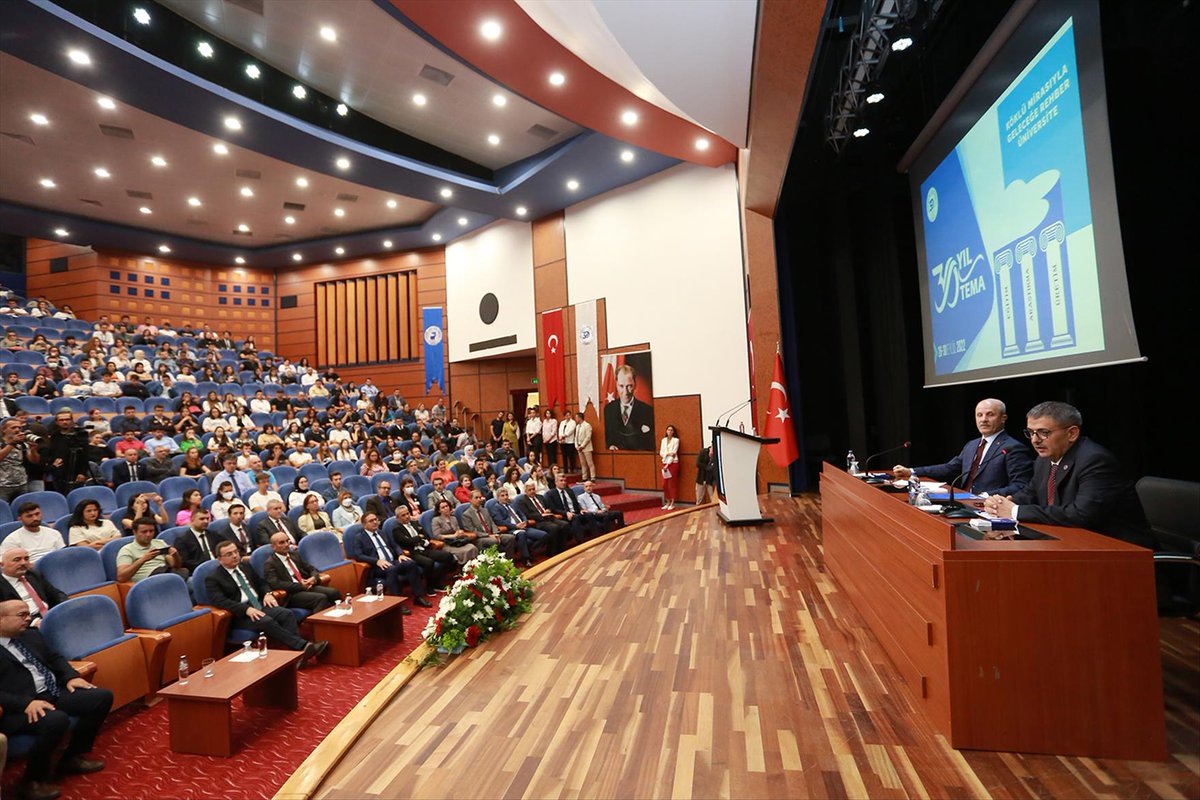 Sn. Erol Özvar, 27.09.2022 tarihinde bu fotoğraf çekilirken size bir intern arkadaşımız soru sordu.Siz de demişsiniz ki: 'İntern hekimlere geriye yönelik ödeme yapılacak' Dediniz mi demediniz mi? Ödenecek mi ödenmeyecek mi? @RTErdogan @drfahrettinkoca @erolozvar @halileldemir