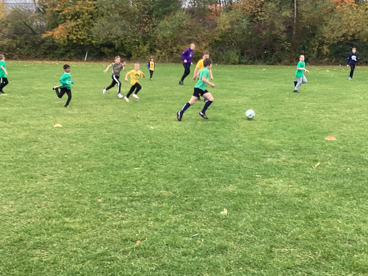 SgoHorizon's tweet photo. Opportunities for all @PeShawlands Its been great to see so many students involved in the end of unit football event. #puttingskillsintopractice #competition #matchpractice #teamwork https://t.co/kcJLghdbkg
