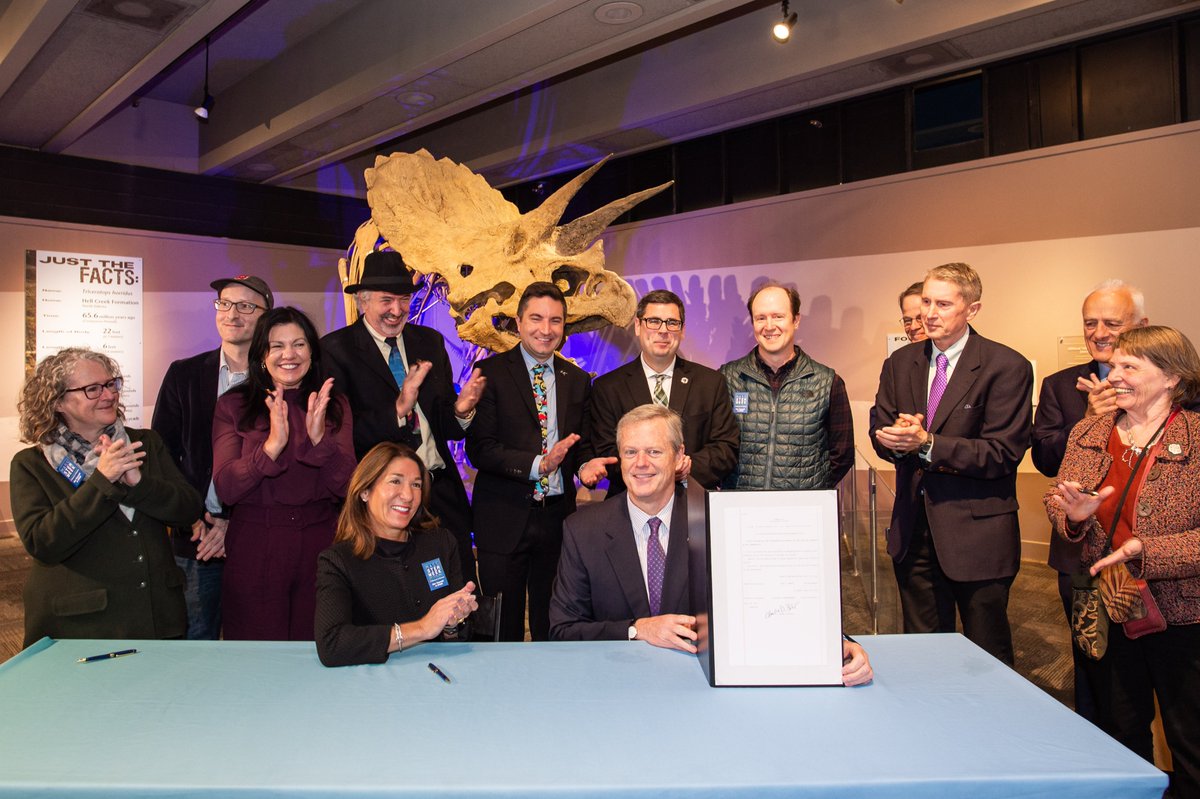 museumofscience's tweet photo. Today we were joined by @MassGovernor,  @MassLtGov Karyn Polito, @RepJackLewis, paleontologists, &amp; dinosaur lovers to celebrate Podokesaurus Holyokensis, the official Massachusetts state Dinosaur! Special thanks to the thousands of students &amp; families who made this possible🦖📜 https://t.co/lnITjGLUjf