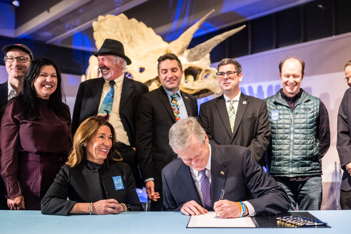 museumofscience's tweet photo. Today we were joined by @MassGovernor,  @MassLtGov Karyn Polito, @RepJackLewis, paleontologists, &amp; dinosaur lovers to celebrate Podokesaurus Holyokensis, the official Massachusetts state Dinosaur! Special thanks to the thousands of students &amp; families who made this possible🦖📜 https://t.co/lnITjGLUjf