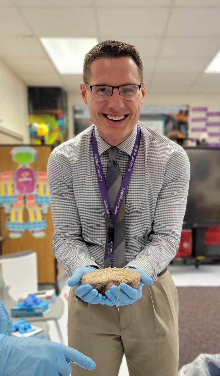 Dr_Mihalik's tweet photo. 5th grade touching a human brain as they learn about perception &amp; senses with @HHMIJanelia 🧠 @LCPSScience https://t.co/U89QO0Fkz6