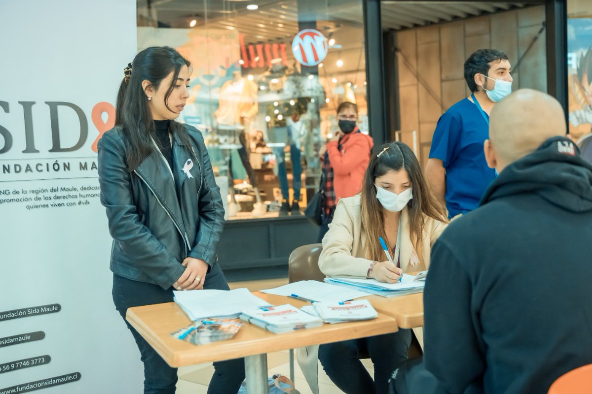 SeremiSaludM's tweet photo. En Mall Portal Centro, la seremi Gloria Icaza fue parte de conmemoración del Día Mundial de la Lucha Contra el #CáncerDeMama oportunidad en que la Autoridad Sanitaria realizó una feria de promoción y operativo de salud. #HazteLaMamografía https://t.co/soiViA5b4C