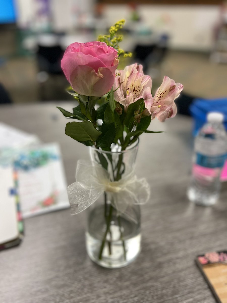 MrsSenoraKeith's tweet photo. This was a pleasant surprise! Thank you for the #petalitforward flowers, @colleyvilleflorist 🌺🌸🌹 https://t.co/BxEqaibayy
