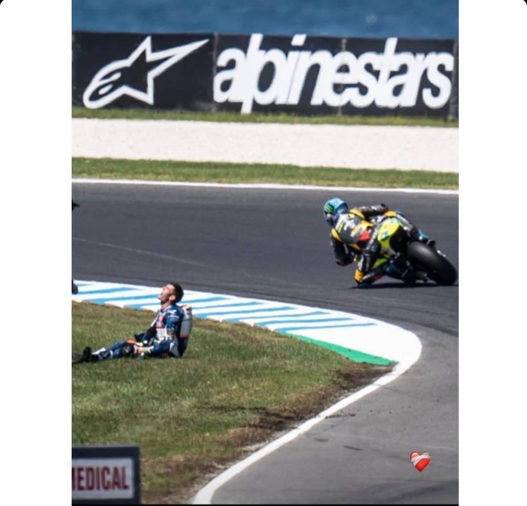 abrilg98's tweet photo. Lo que hizo Dirección de carrera es increíble… Pídeles después que no cojan rueda de sus compañeros porqué es peligroso, y los sancionas… #MotoGP #AustralianGP https://t.co/nLSm0B68KD