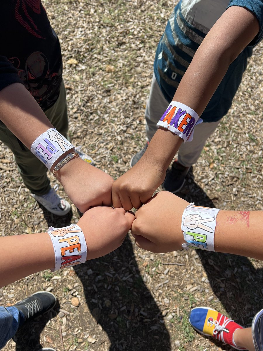 MrsAGarciaTeach's tweet image. Our Grizzlies are peace makers every day✌🏽 ☮️ 💜🧡🐻 @GTGrizzlyBears GTGrizzlyBears @gtprincipal186 #UnityDay2022 #unitydayeveryday #standforunity