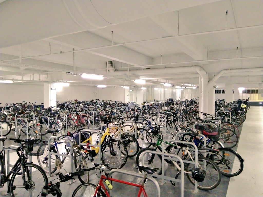 flolevillain's tweet photo. Mais dis donc, c'est qu'il commence à être bien plein ce parking 🚲 à la gare de #Rennes. Va bientôt falloir envisager l'installation de racks à double niveau ! 😁 https://t.co/KRYqkB305t