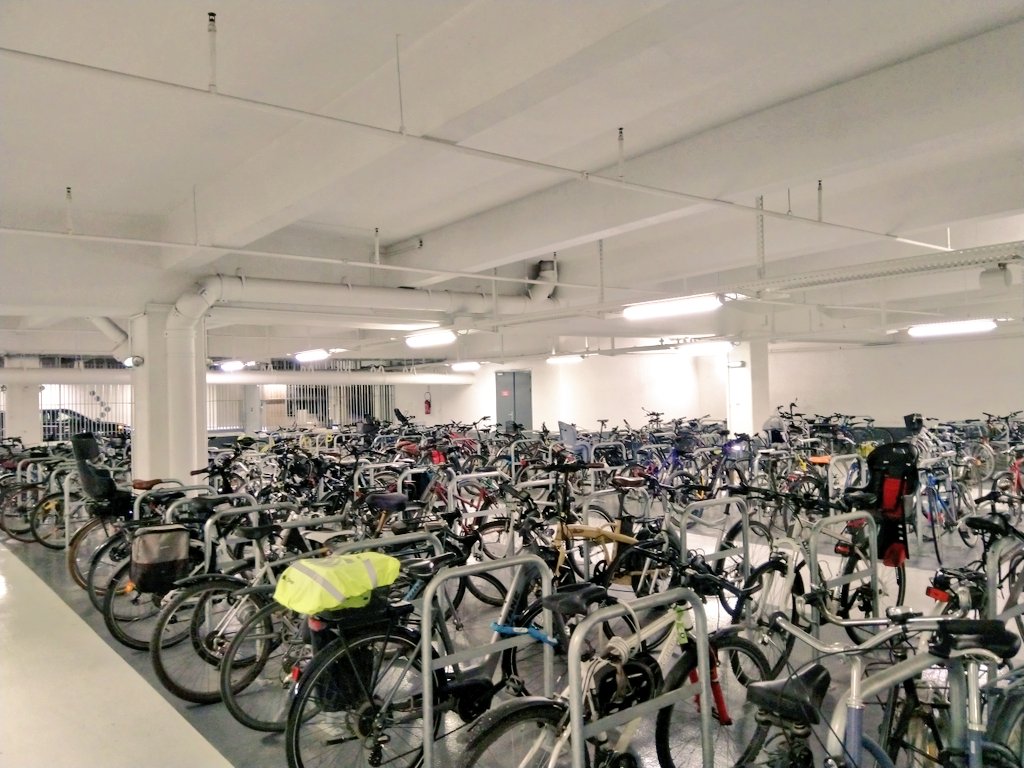 flolevillain's tweet photo. Mais dis donc, c'est qu'il commence à être bien plein ce parking 🚲 à la gare de #Rennes. Va bientôt falloir envisager l'installation de racks à double niveau ! 😁 https://t.co/KRYqkB305t