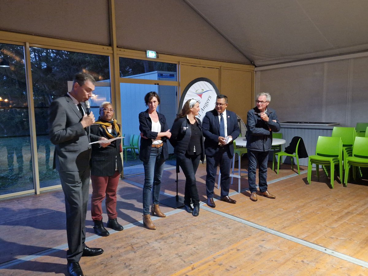 Ouverture du 38è <a href="/MondialduLion/">Mondial du Lion</a> par <a href="/EGlemot/">Etienne GLÉMOT</a> maire du #Lion d’Angers. Accueil des officiels et des cavaliers pour cette édition qui s’annonce exceptionnelle par la qualité du plateau des 117 cavaliers/chevaux et 26 nations et aussi la météo clémente ce week-end prochain.