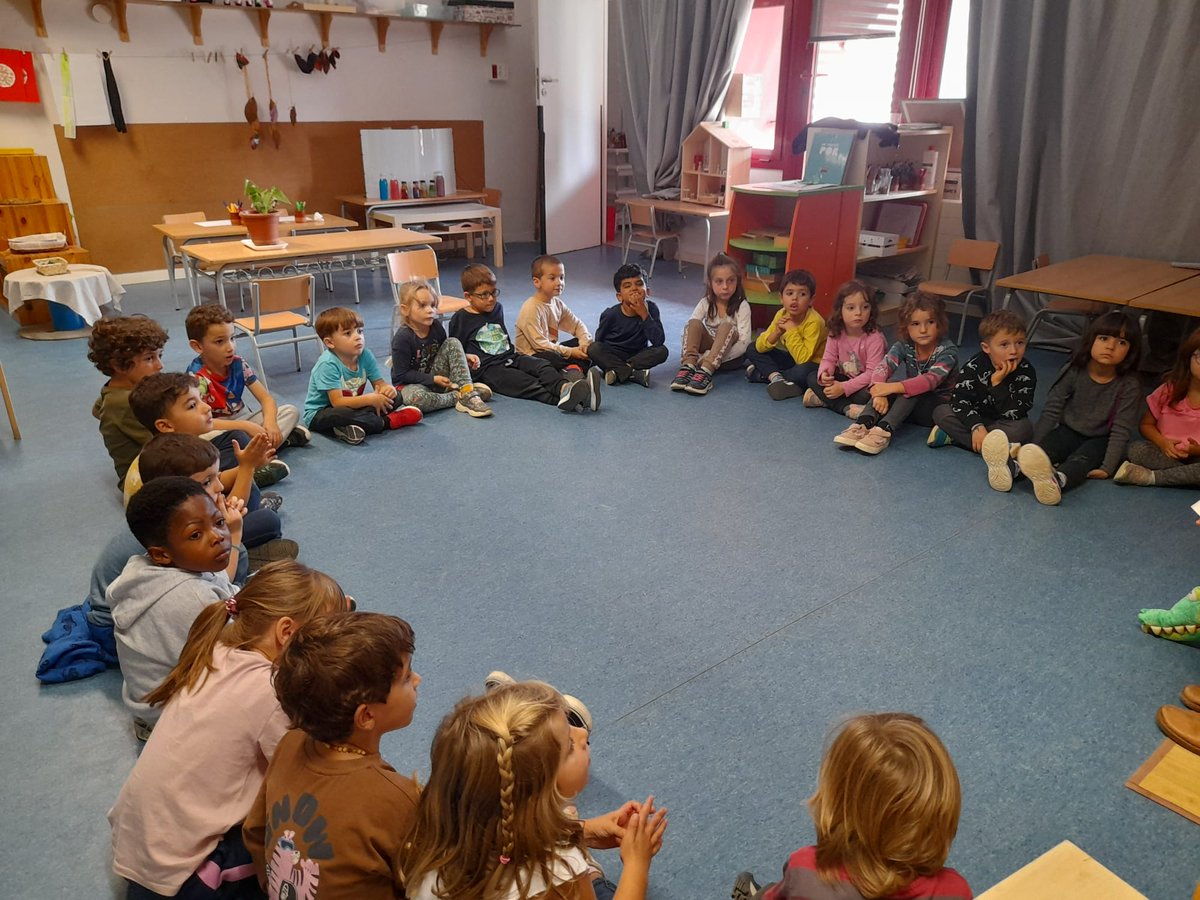 ie_martamata's tweet photo. Avui els infants d'i5 han rebut la visita de la Sònia de la @BibsTorello  dins del projecte:"Maletes de contes: contes a l'escola i explica'm un conte". Com sempre agraïts i embadalits esperant la pròxima visita! #InfIEMM https://t.co/IV4rRJDzjf