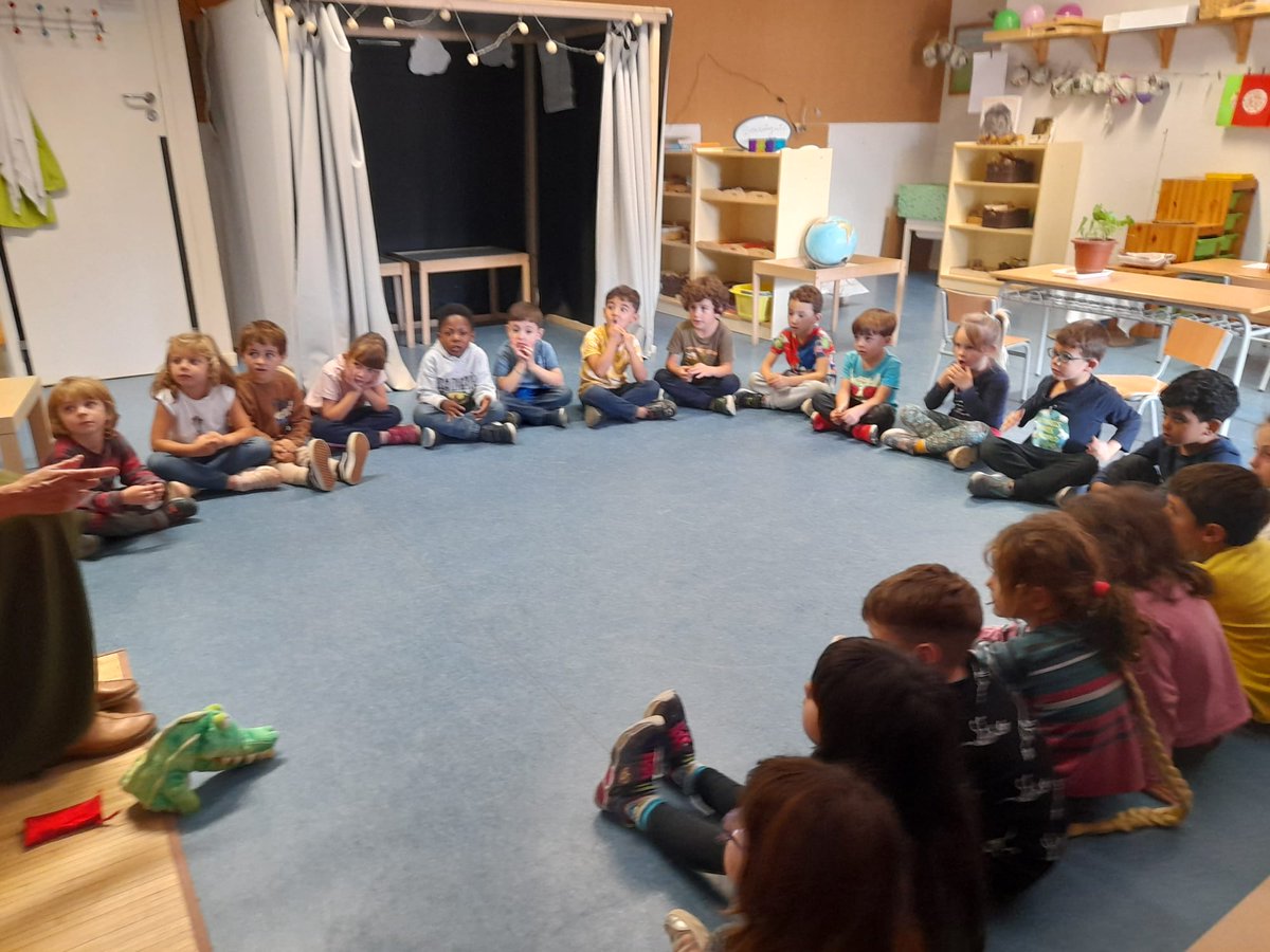 ie_martamata's tweet photo. Avui els infants d'i5 han rebut la visita de la Sònia de la @BibsTorello  dins del projecte:"Maletes de contes: contes a l'escola i explica'm un conte". Com sempre agraïts i embadalits esperant la pròxima visita! #InfIEMM https://t.co/IV4rRJDzjf