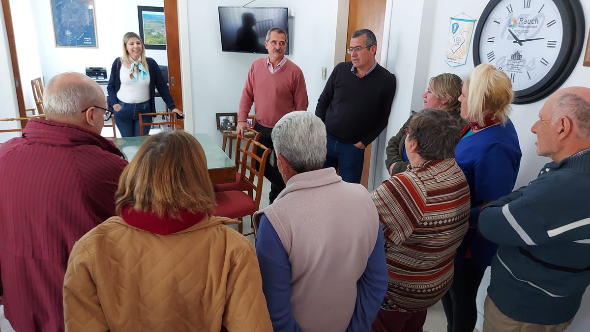 •• Visitas en el despacho
😊
Concurrentes del Centro de Día para la Tercera Edad recorrieron el Palacio Municipal y aprovecharon para pasar a saludar.

#MuniRauch · 150 años