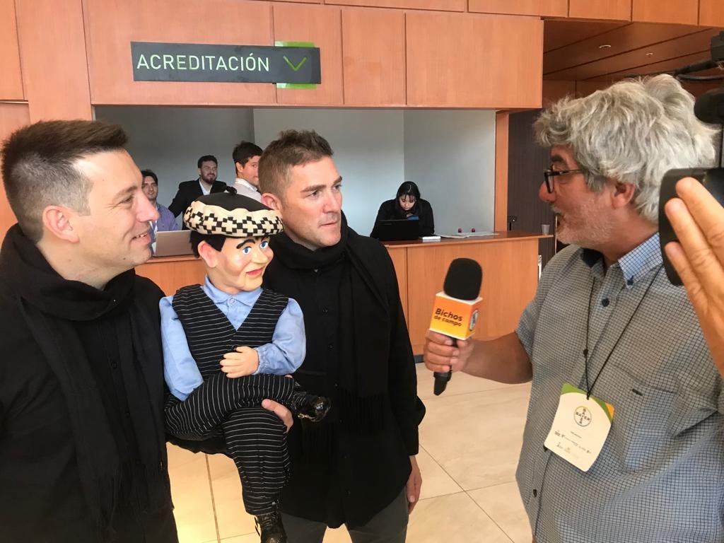 Dos potencias se saludan.