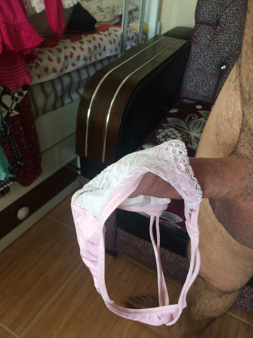 كام مرة اتخيلتها داخلة عليك الاوضة وانت ماسك الكلوت بتاعها و نازل لعب بيه في زبرك و عمال تضرب عشرة عليها يا وسخ؟
كام مرة غمضت عينك واتخيلت اللبوة اللي مهيجاك ومولعة فيك بتدخل عليك وتقول لك:هيجان عليا اوي كدا يا متناك؟ وتنزل مص في زبرك لحد ما تحلبك
رتويت ى كسها وتعالى خاص احكيلى