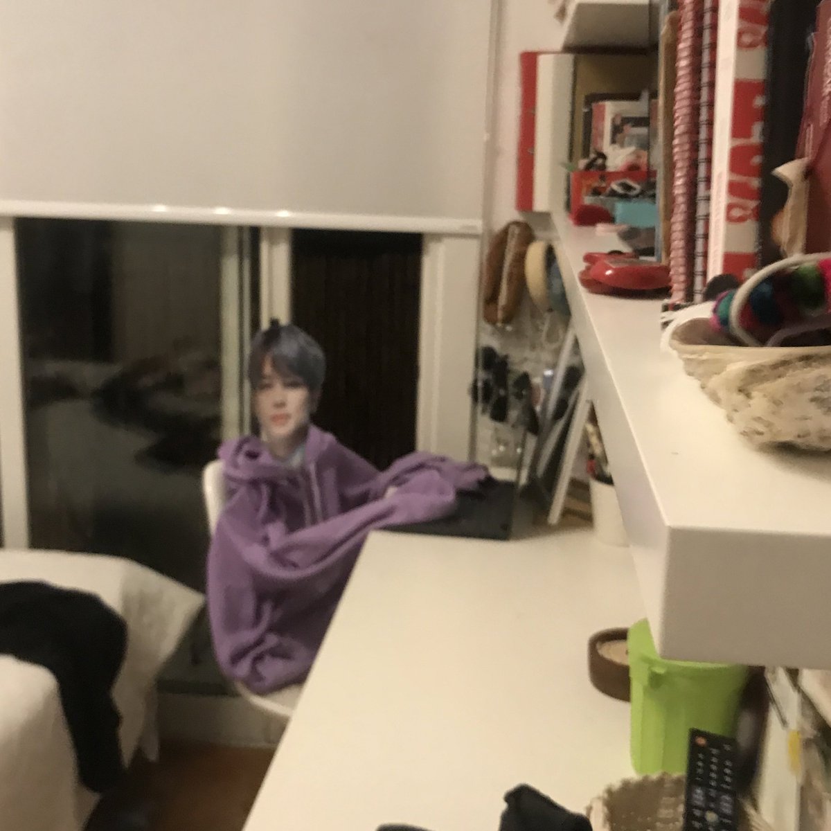 borahoe222's tweet photo. ayer antes de irme al trabajo dejé a jimin asi sin ningun motivo tipo me pareció gracioso, a todo esto me re olvidé y cuando llegué a la noche prendí la luz y PEGUÉ UN GRITO https://t.co/viq6zw4uvg