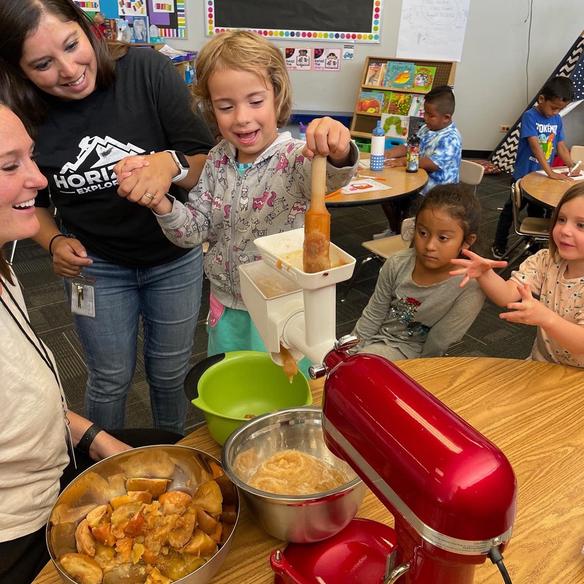 HorizonBSD's tweet photo. Making applesauce in Kindergarten! 🍎🍏

#BSDpride #HorizonExplorersBSD https://t.co/MM0amvEBnB