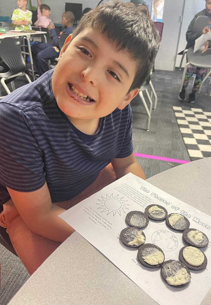 amanda_parish's tweet photo. Fun Way To Learn About Our Moon Phases 🌙 #watchussoar #moonphases #Science @kjulian_humble @HumbleISD_OFE https://t.co/vQAdcprjLS