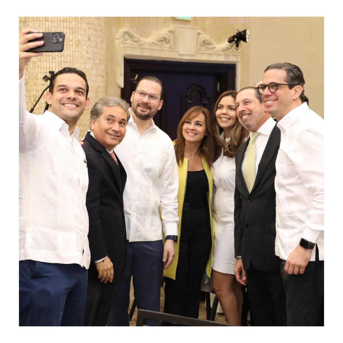 Nuestro presidente, Jaime Senior, acompañado de Sol Disla, directora ejecutiva, participaron en el #AlmuerzoAMCHAMDR donde el canciller Roberto Álvarez dictó la conferencia “Una visión actual de la política exterior del gobierno del presidente <a href="/luisabinader/">Luis Abinader</a>".